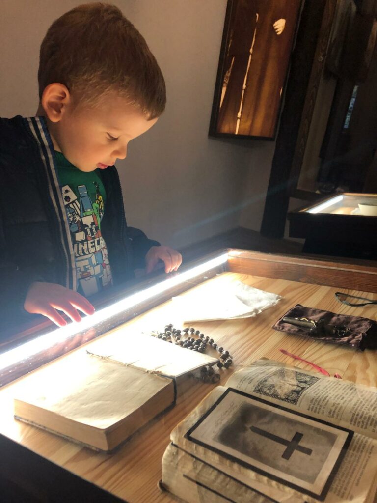 chłopiec ogląda w gablocie relikwie Matki Elżbiety