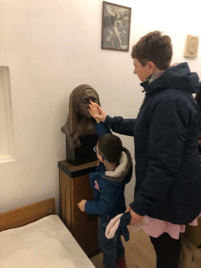 chłopczyk ogląda popiersie Matki Róży