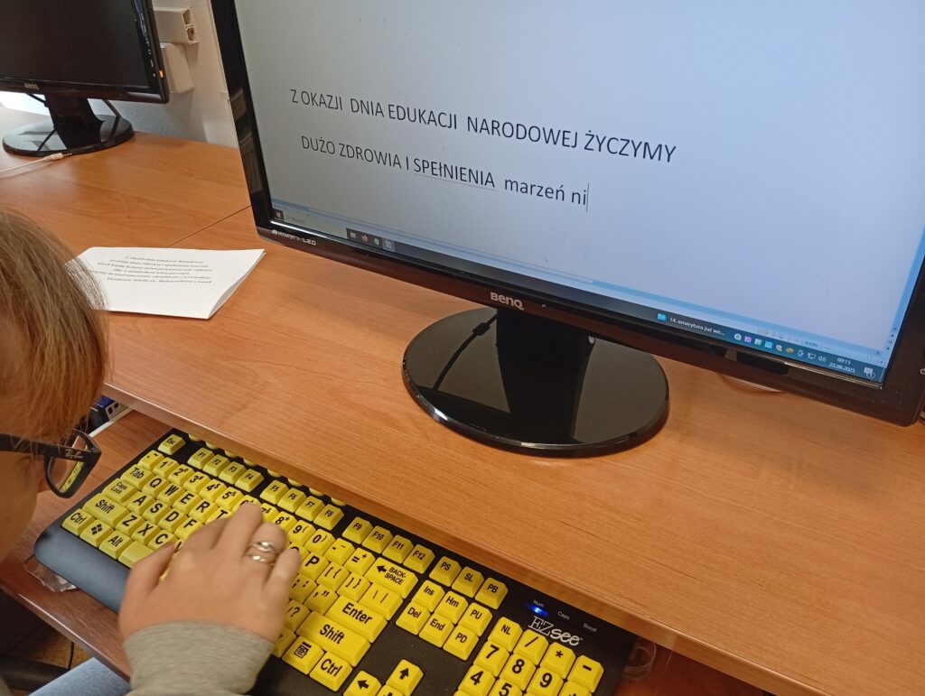 uczennica pisze życzenia na komputerze