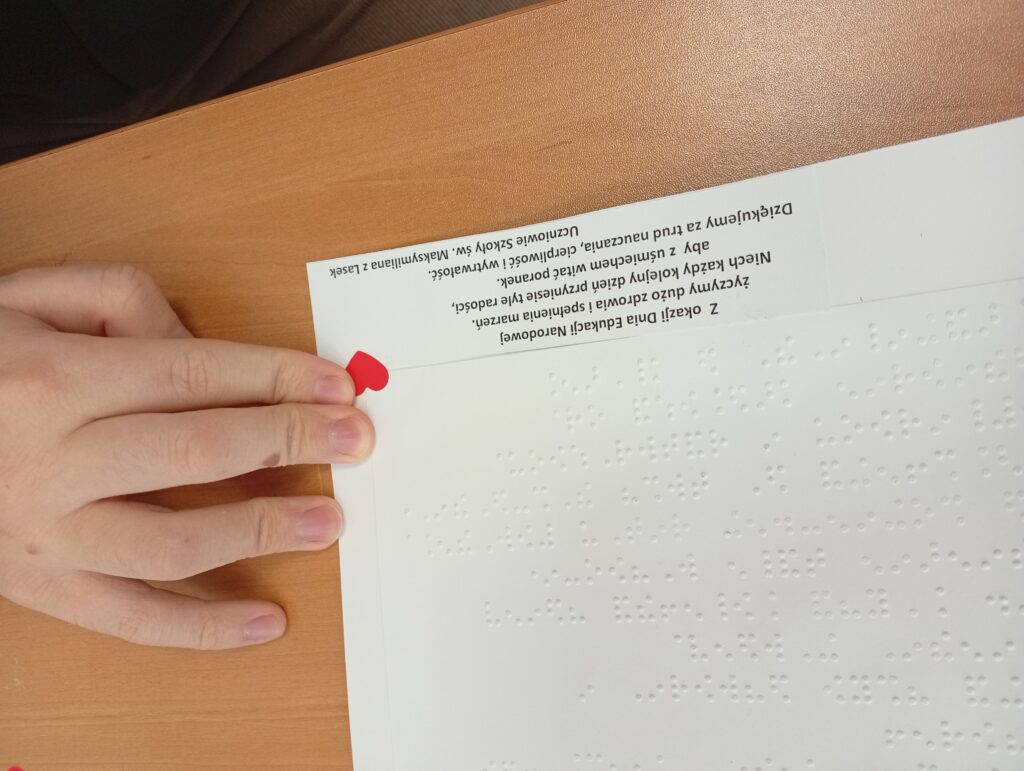 uczeń przykleja napisy