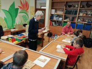 Panowie z z Fundacji Hungry Fingers tłumaczą uczniom 3 klasy zadnie do wykonania.