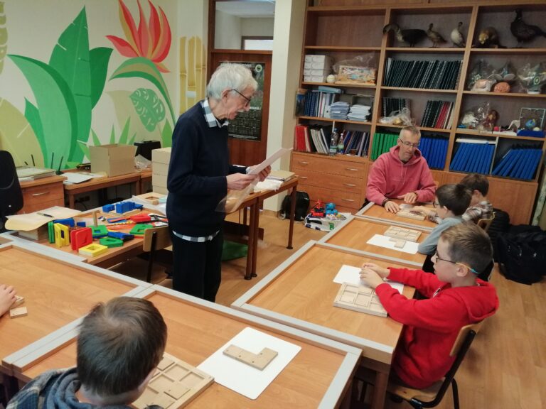 Panowie z z Fundacji Hungry Fingers tłumaczą uczniom 3 klasy zadnie do wykonania.