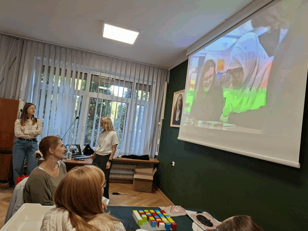 Uczestnicy szkolenia oglądają prezentację