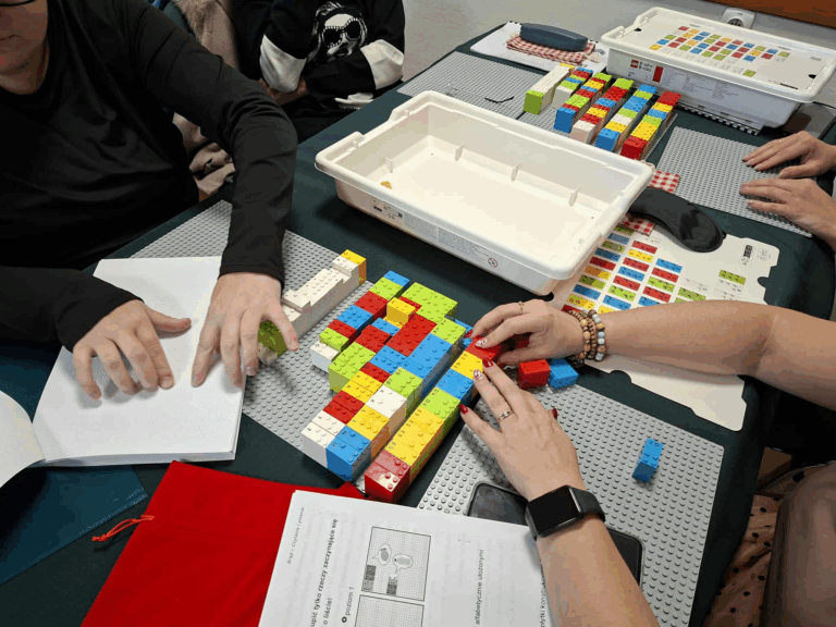Uczestnicy szkolenia układają klocki LEGO