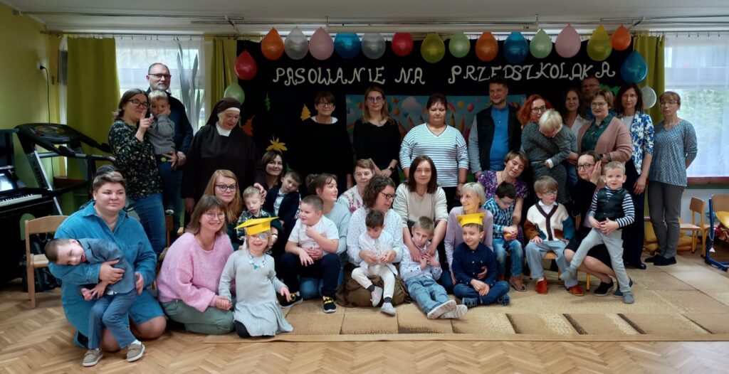 Zdjęcie grupowe wszystkich obecnych na pasowaniu