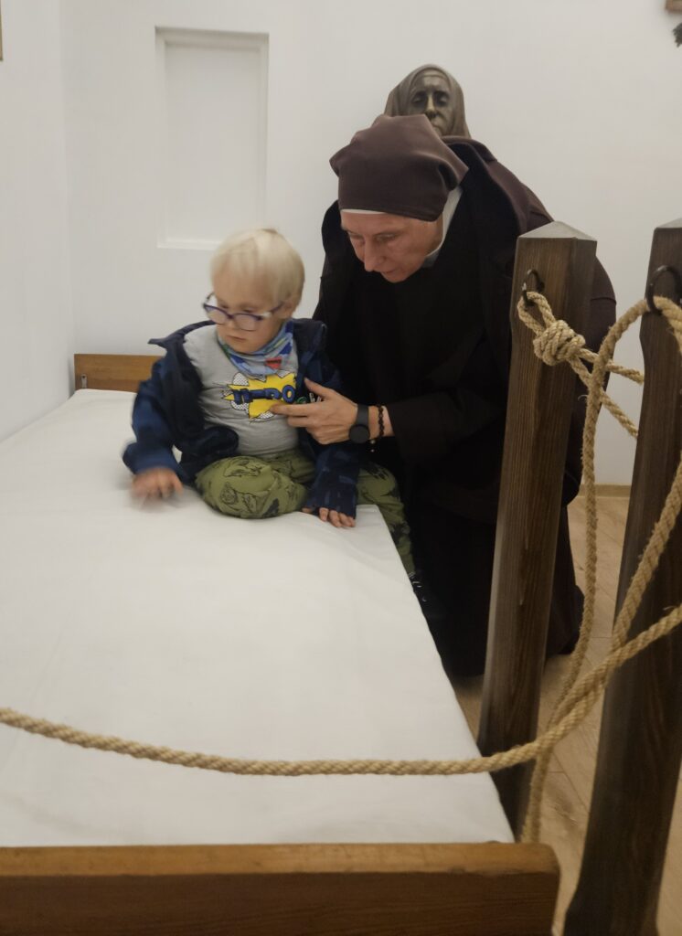 chłopiec siedzi na łóżku Matki Elżbiety Czackiej