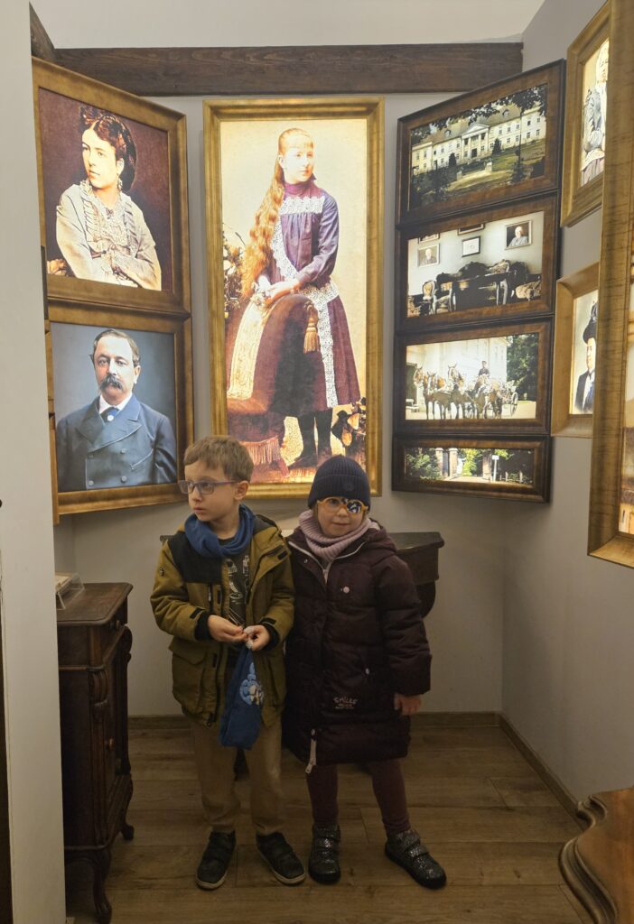 dzieci stoją na tle obrazu hrabianki