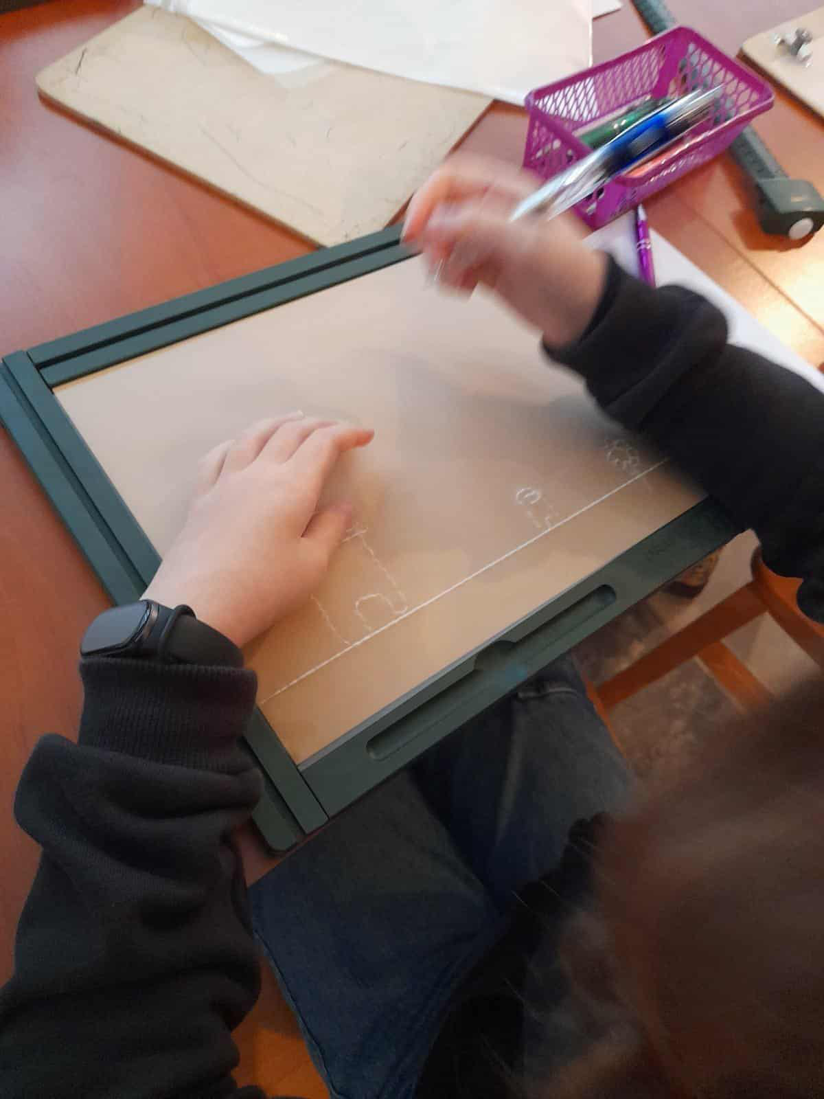 Uczniowie oglądają pomoce tyflopedagogiczne