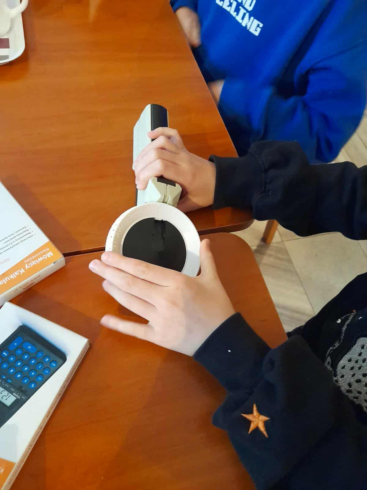 Dziecięce dłonie oglądają pomoce tyflopedagogiczne