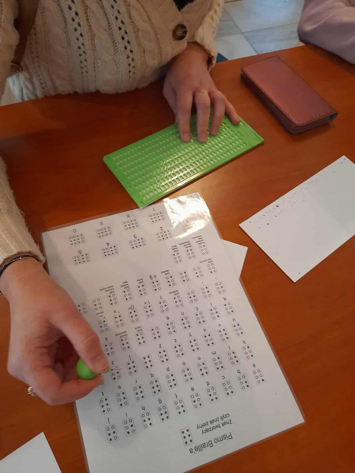 Uczniowie uczą się pisma brajla