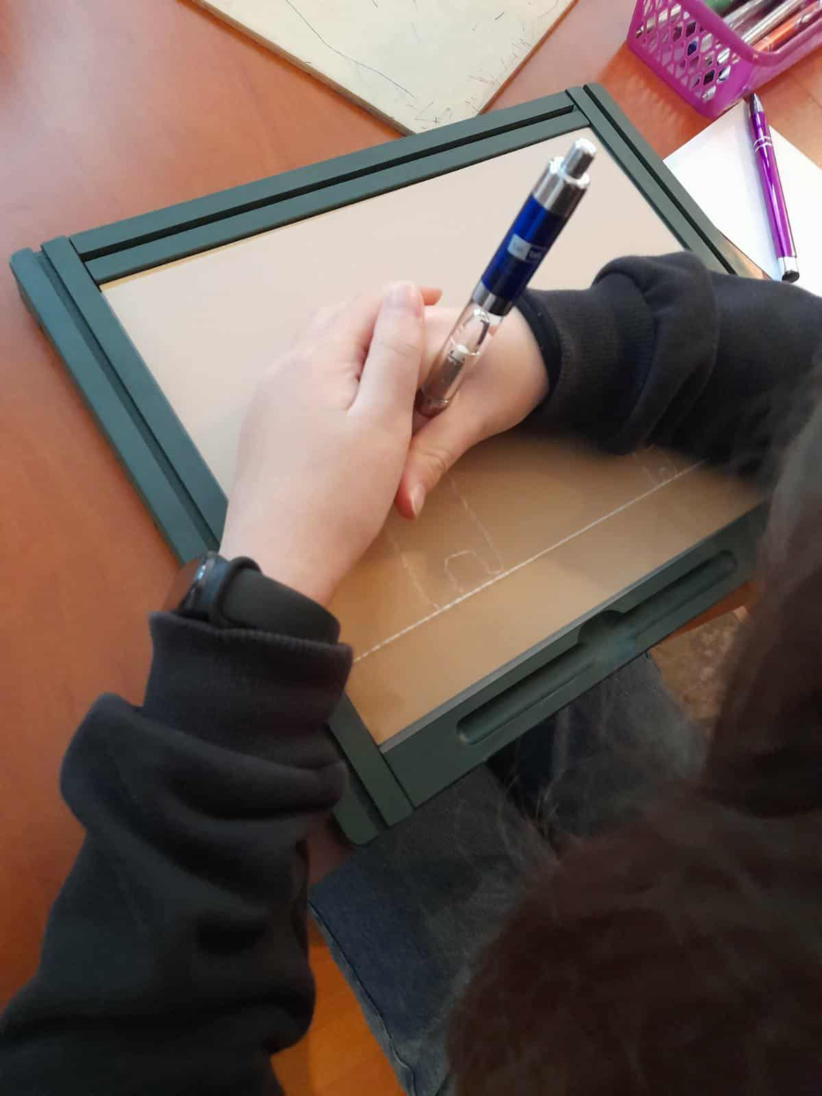 Dziecięce dłonie oglądają pomoce tyflopedagogiczne