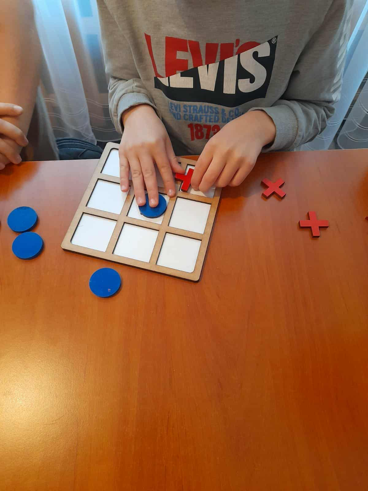 Dziecięce dłonie oglądają pomoce tyflopedagogiczne