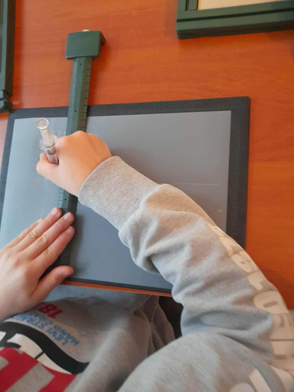 Dziecięce dłonie oglądają pomoce tyflopedagogiczne