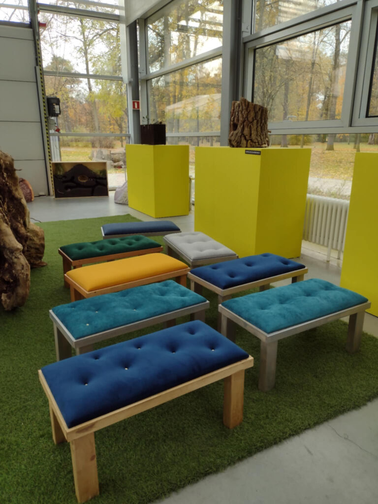 Zdjęcie przedstawia zrobione krzesełka przez uczniów.