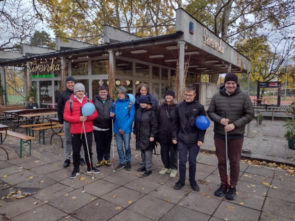 Zdjęcie przestawia grupę uczniów wraz z nauczycielami na wycieczce. 
