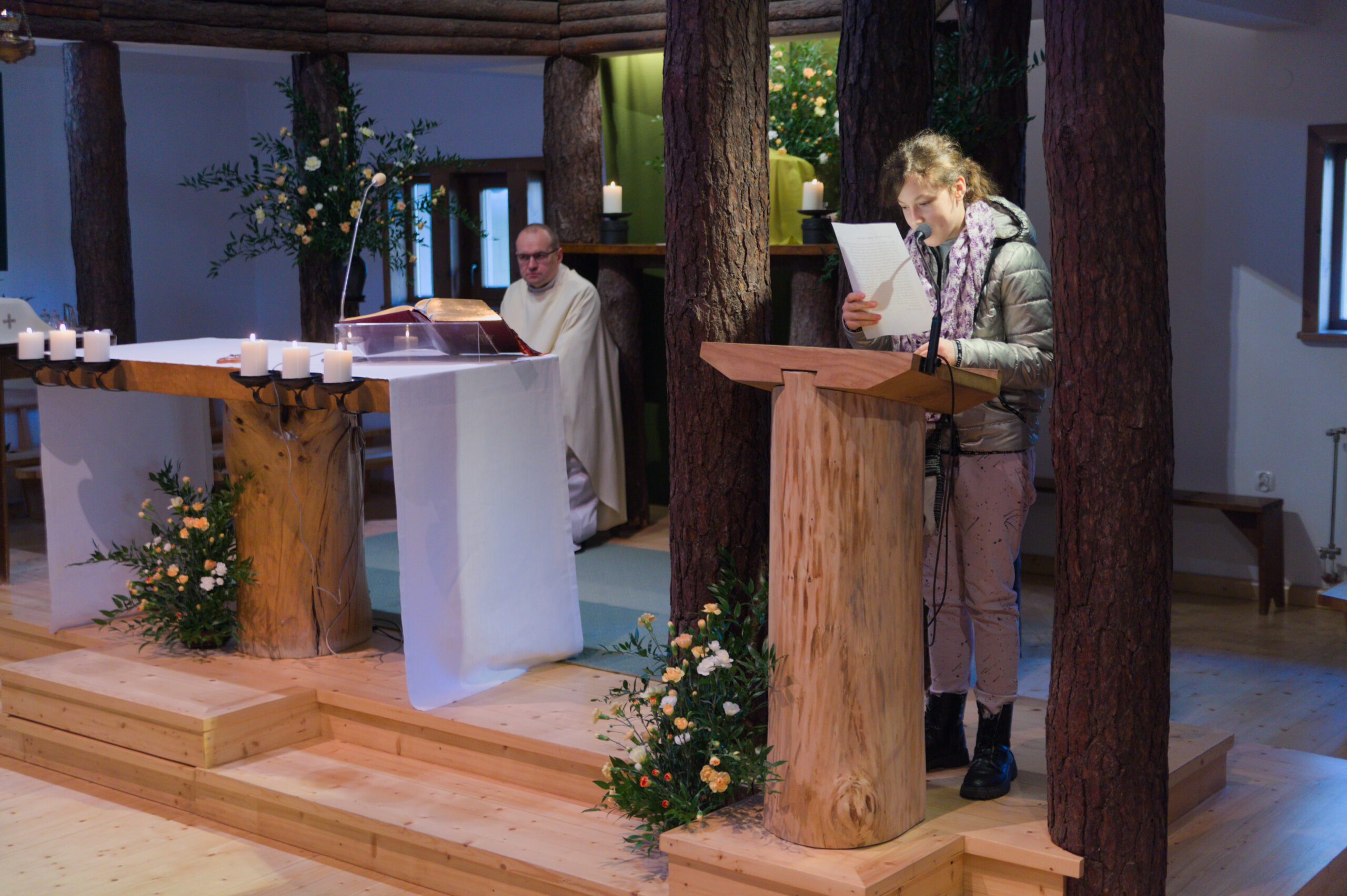 Uczennica czyta czytanie przy ambonie