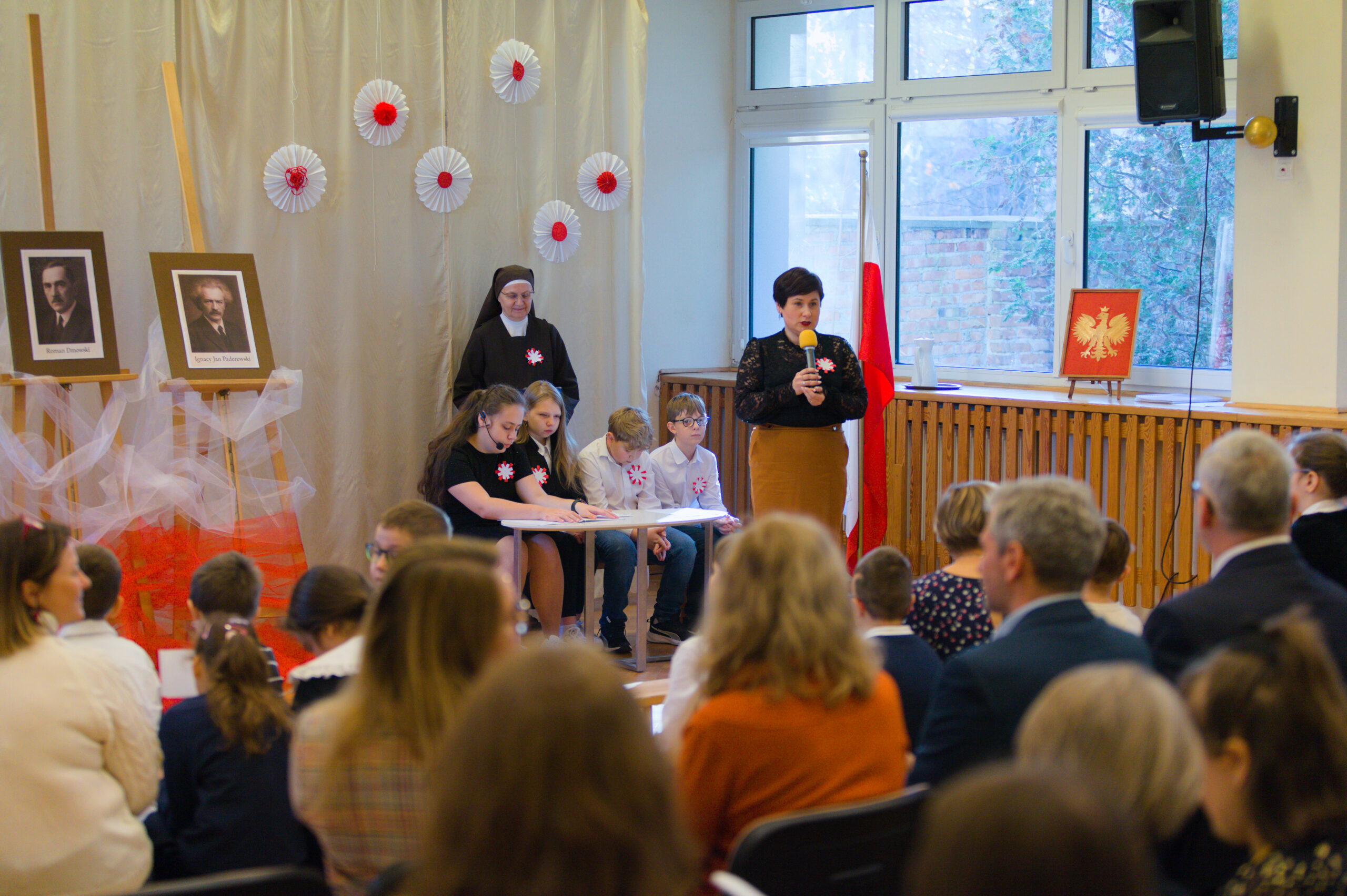 Dyrektor Mariola Łygas rozpoczyna apel