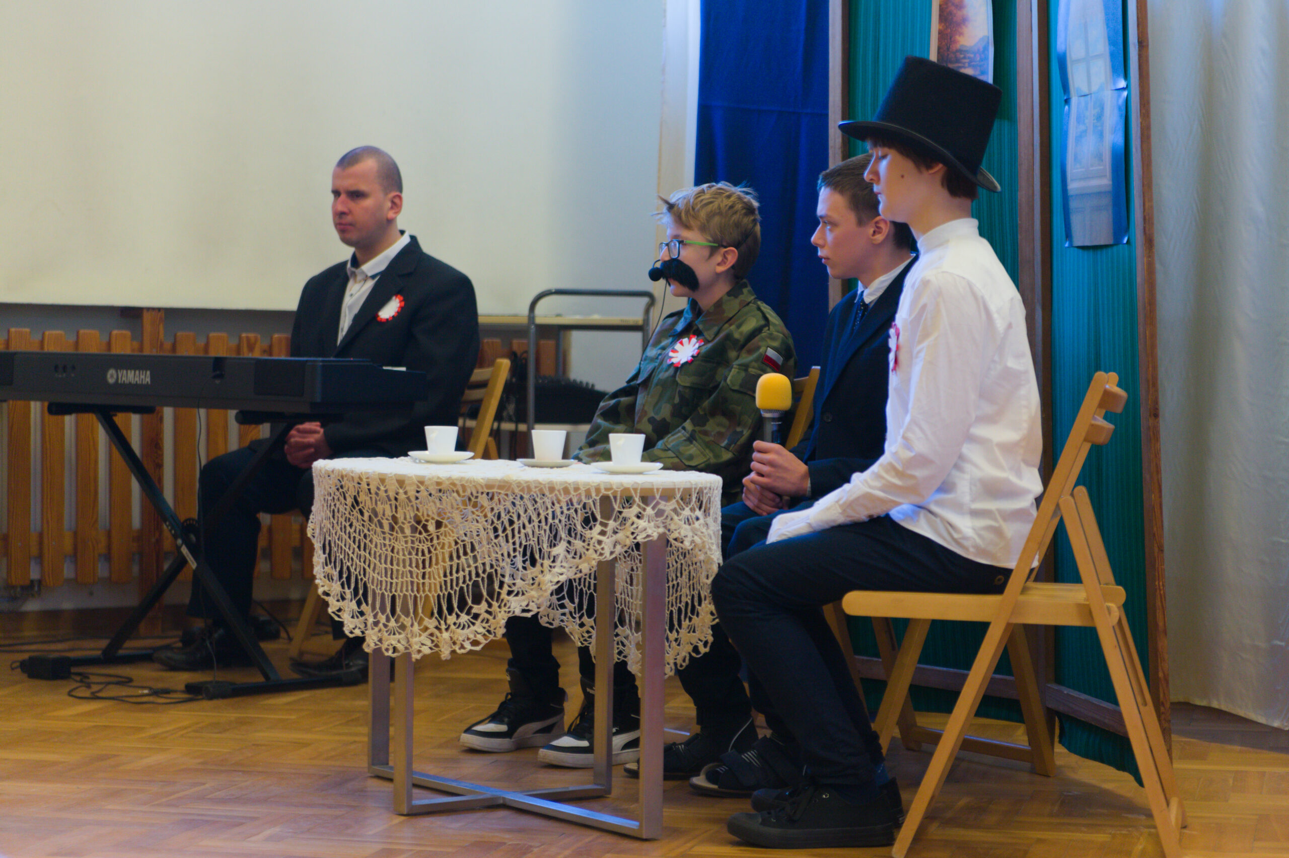 Uczniowie przebrani za Józefa Piłsudskiego, Romana Dmowskiego i Ignacego Paderewskiego