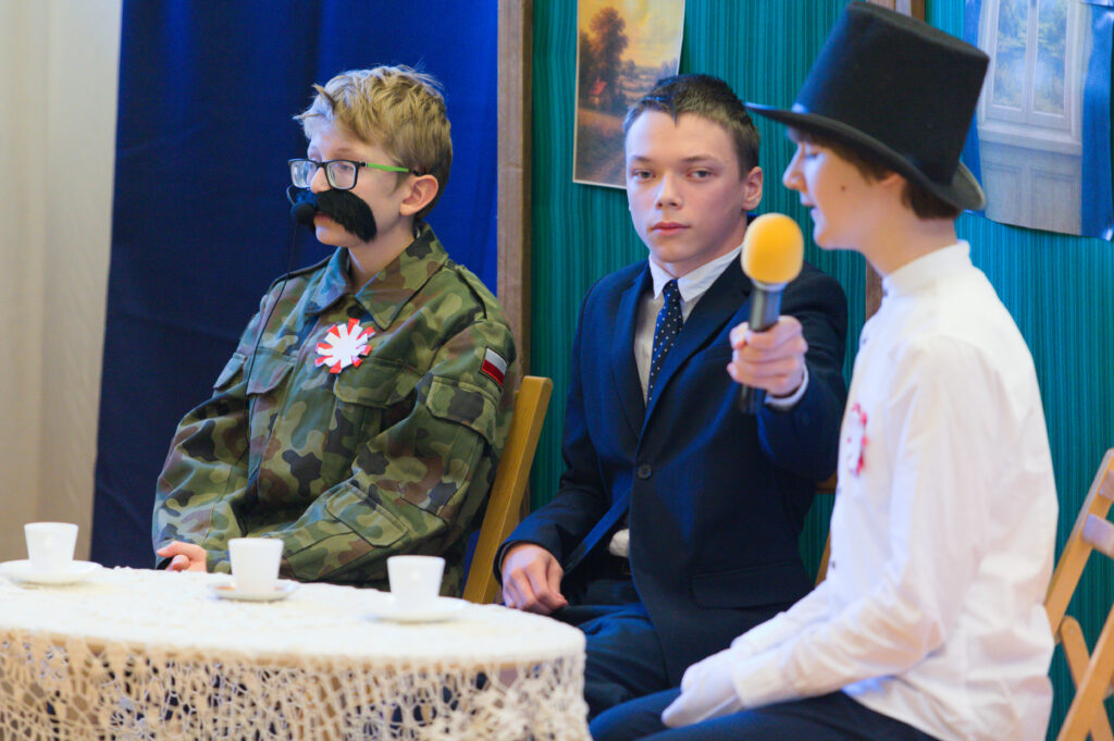 Uczniowie przebrani za Józefa Piłsudskiego, Romana Dmowskiego i Ignacego Paderewskiego