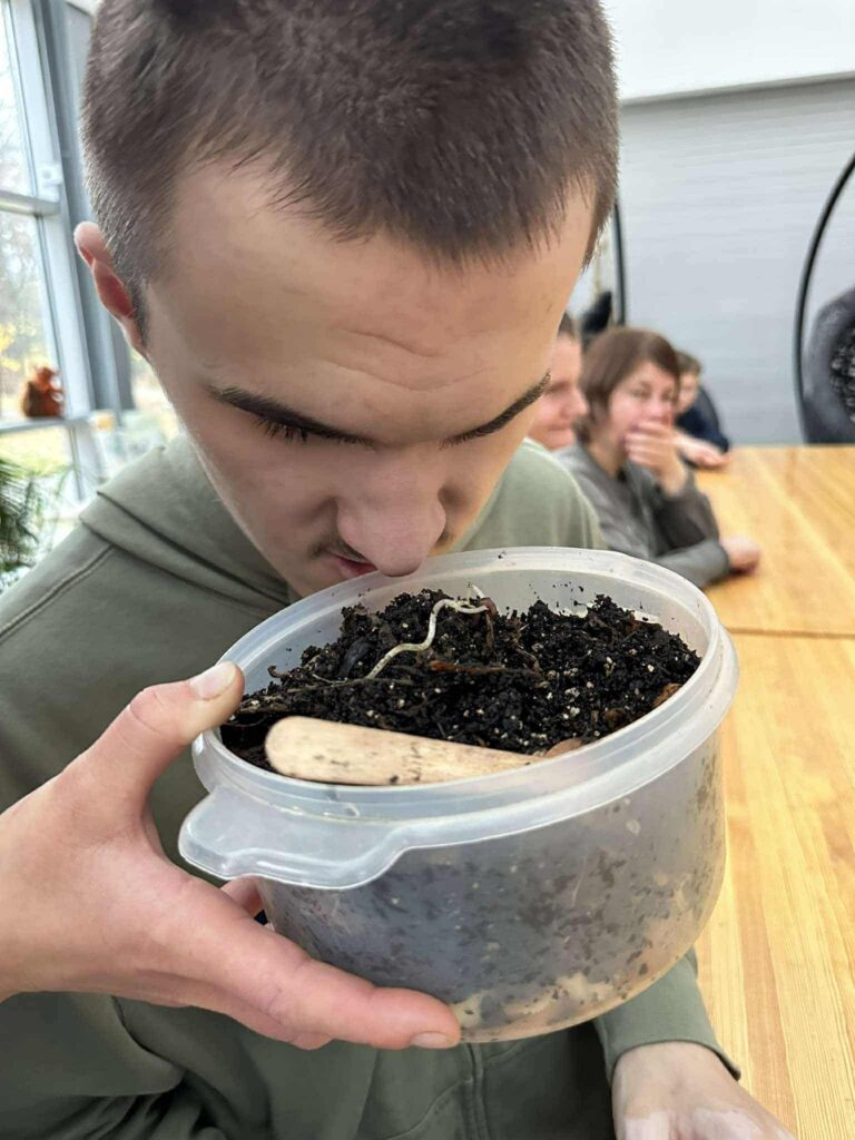 Uczeń wącha ziemię