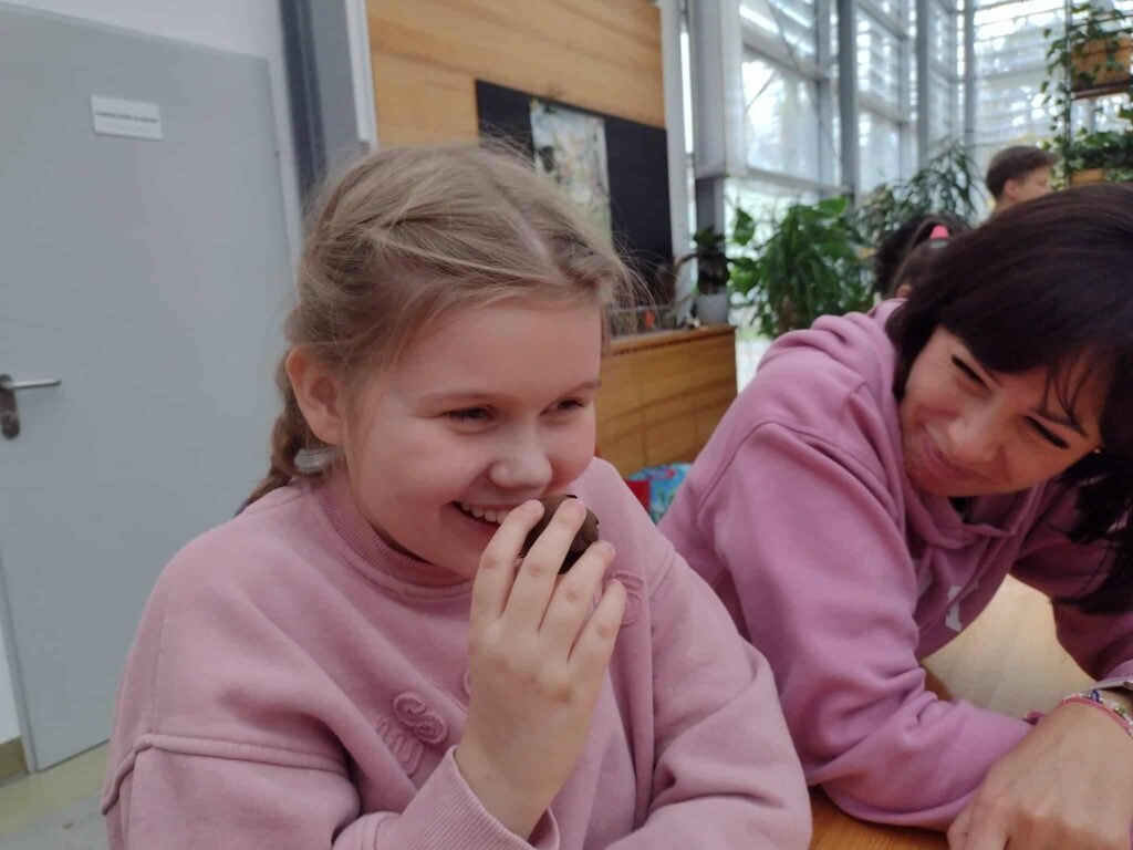 uczennica ogląda szyszki