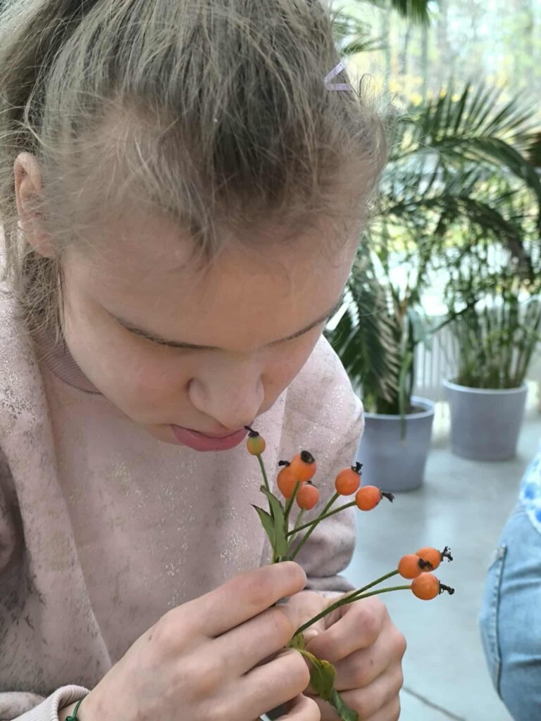 uczennica wącha nasiona