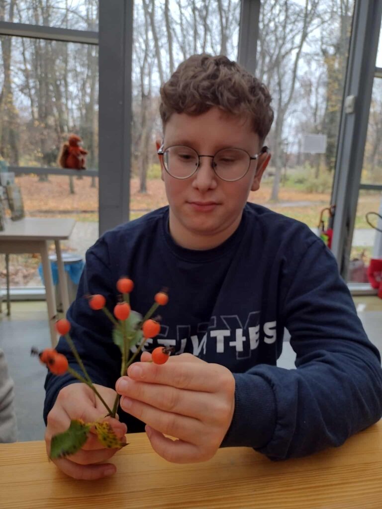 uczennica ogląda nasiona