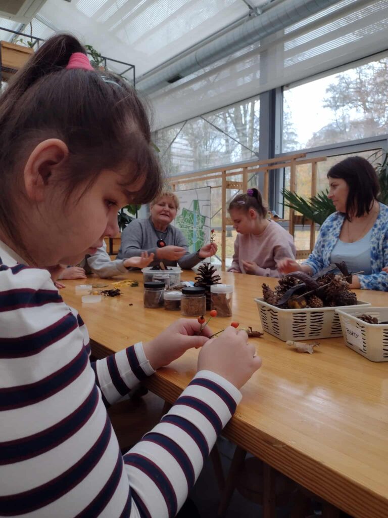 uczniowie oglądają rośliny