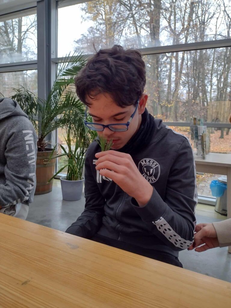 uczeń wącha nasina