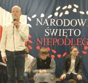 Pan dyrektor przemawia do zebranych