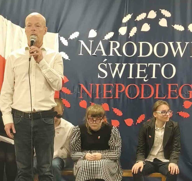 Pan dyrektor przemawia do zebranych