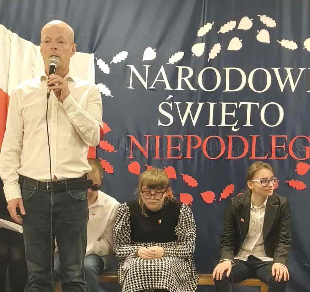 Pan dyrektor przemawia do zebranych