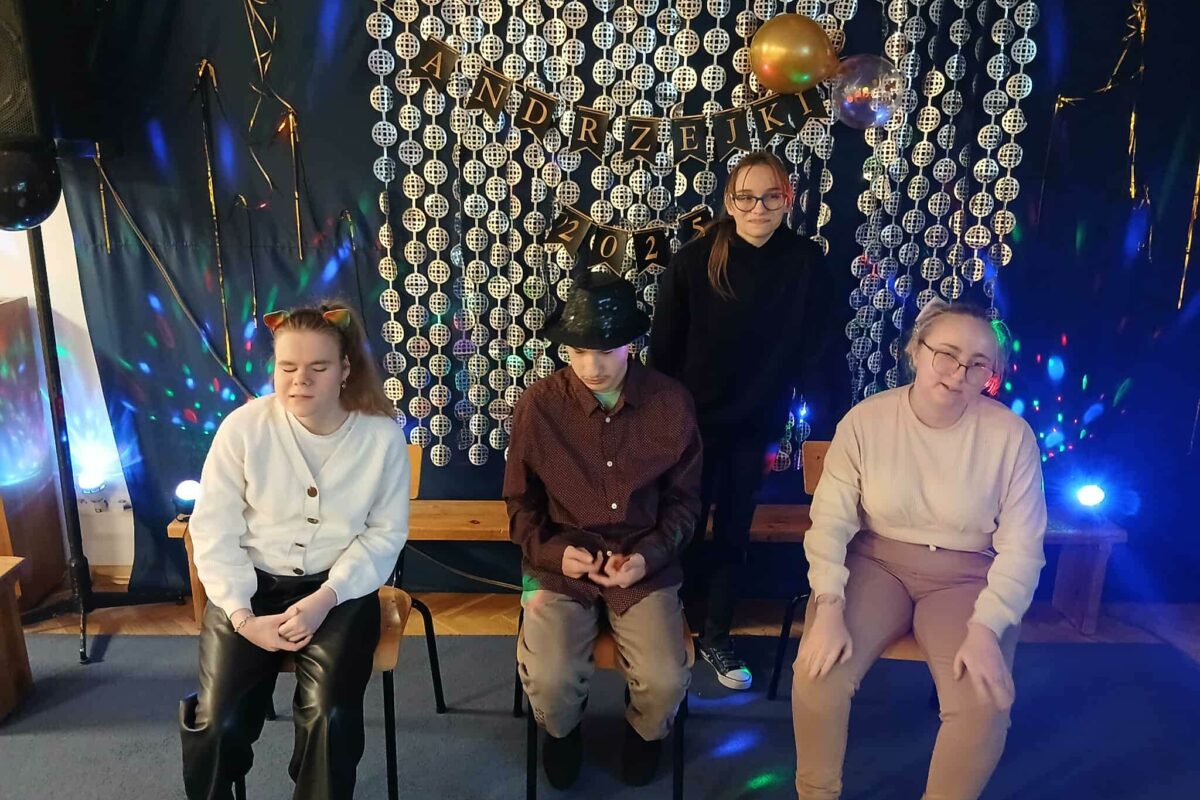 Uczniowie na tle dekoracji