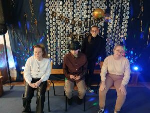 Uczniowie na tle dekoracji