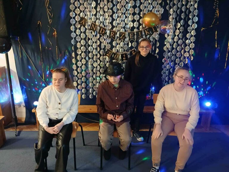 Uczniowie na tle dekoracji