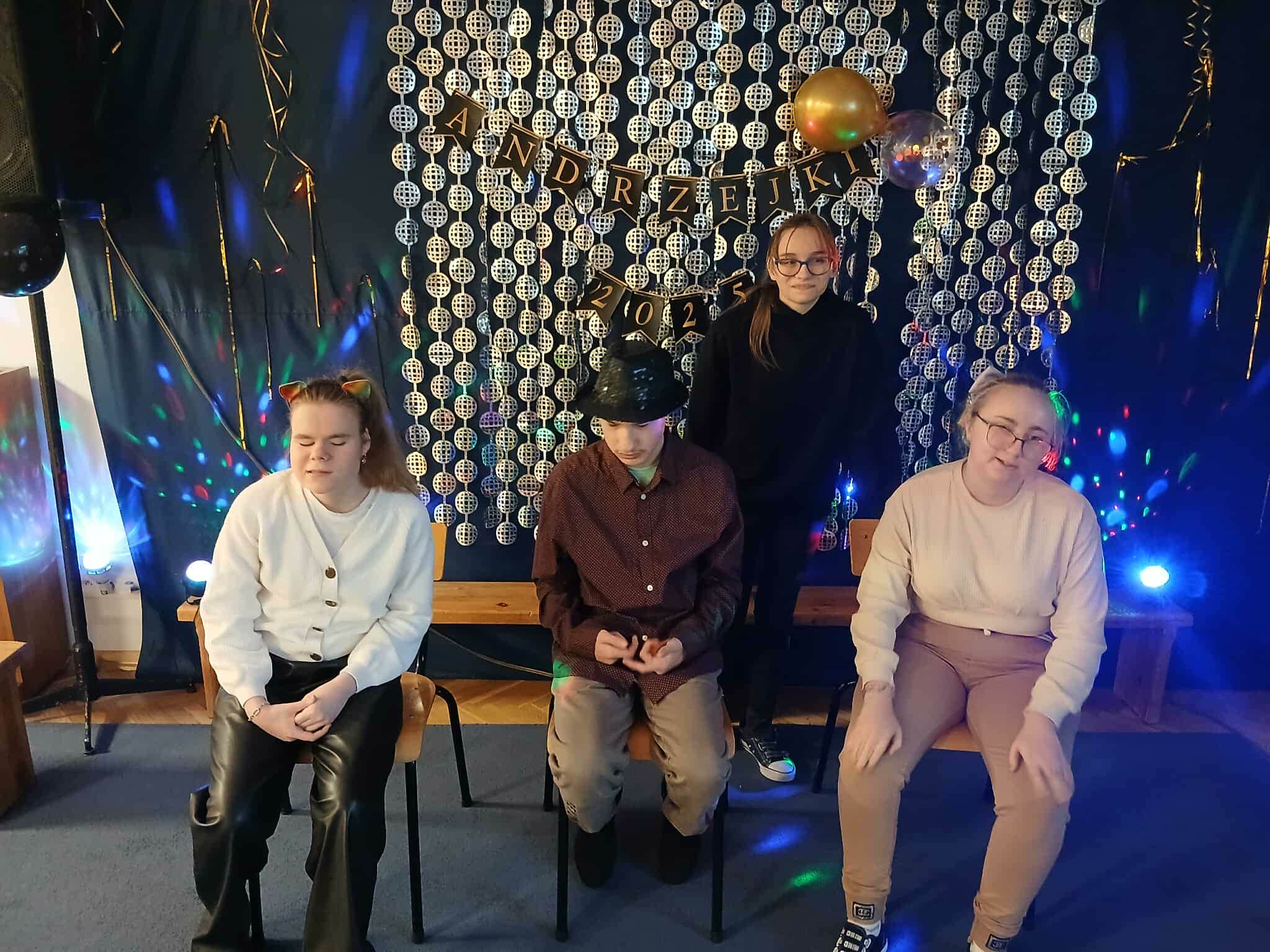 Uczniowie na tle dekoracji