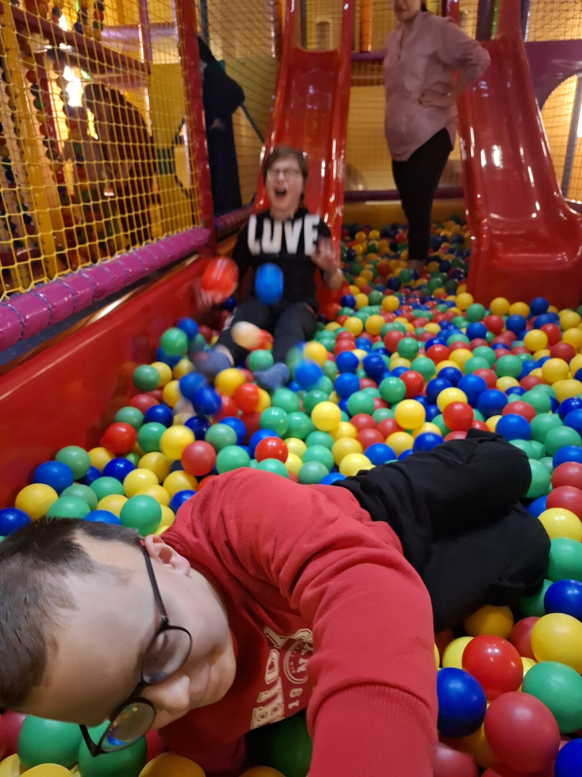 Chłopcy w basenie kuleczowym