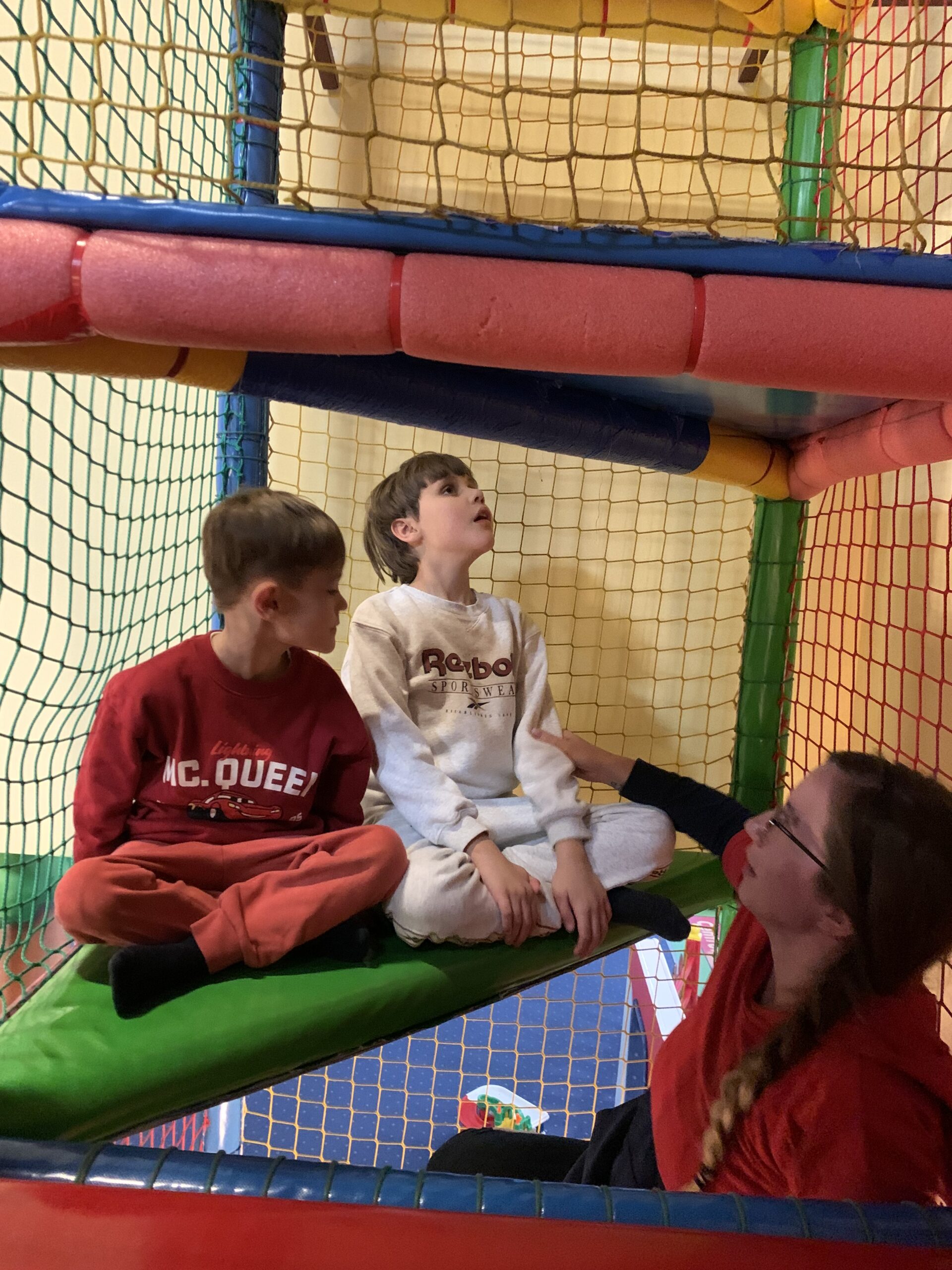 Davidek z Tymkiem odpoczywają na jednym ze schodków do wspinania