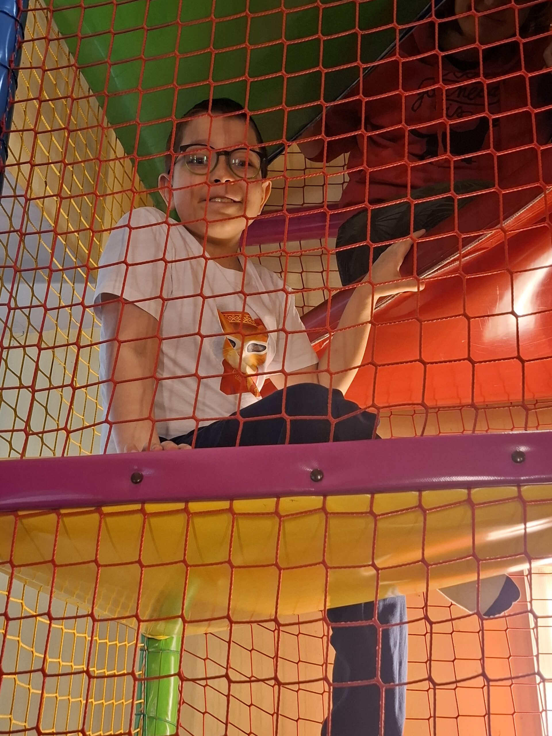 Dawid pozuje na schodach