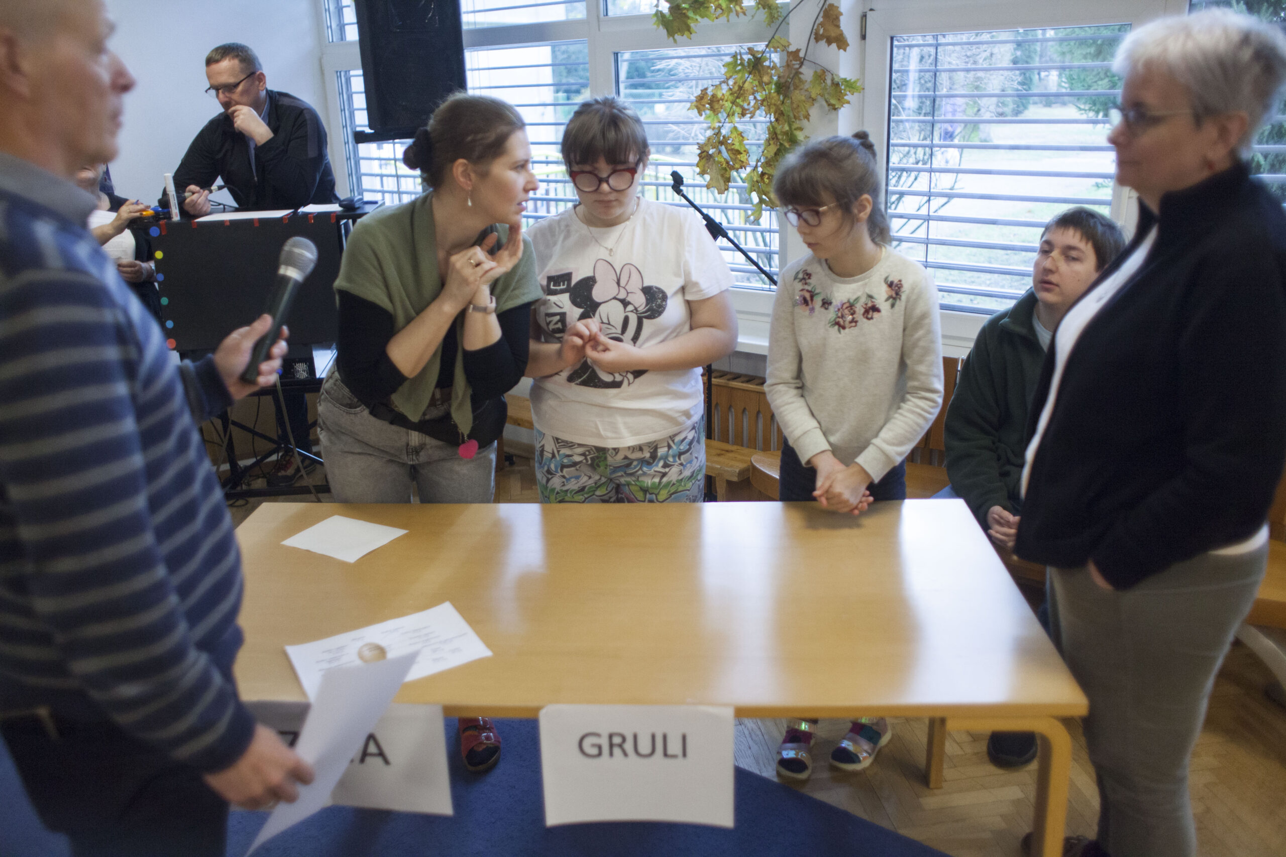 "Familiada" ziemniaczana, uczestnicy udzielają odpowiedzi.