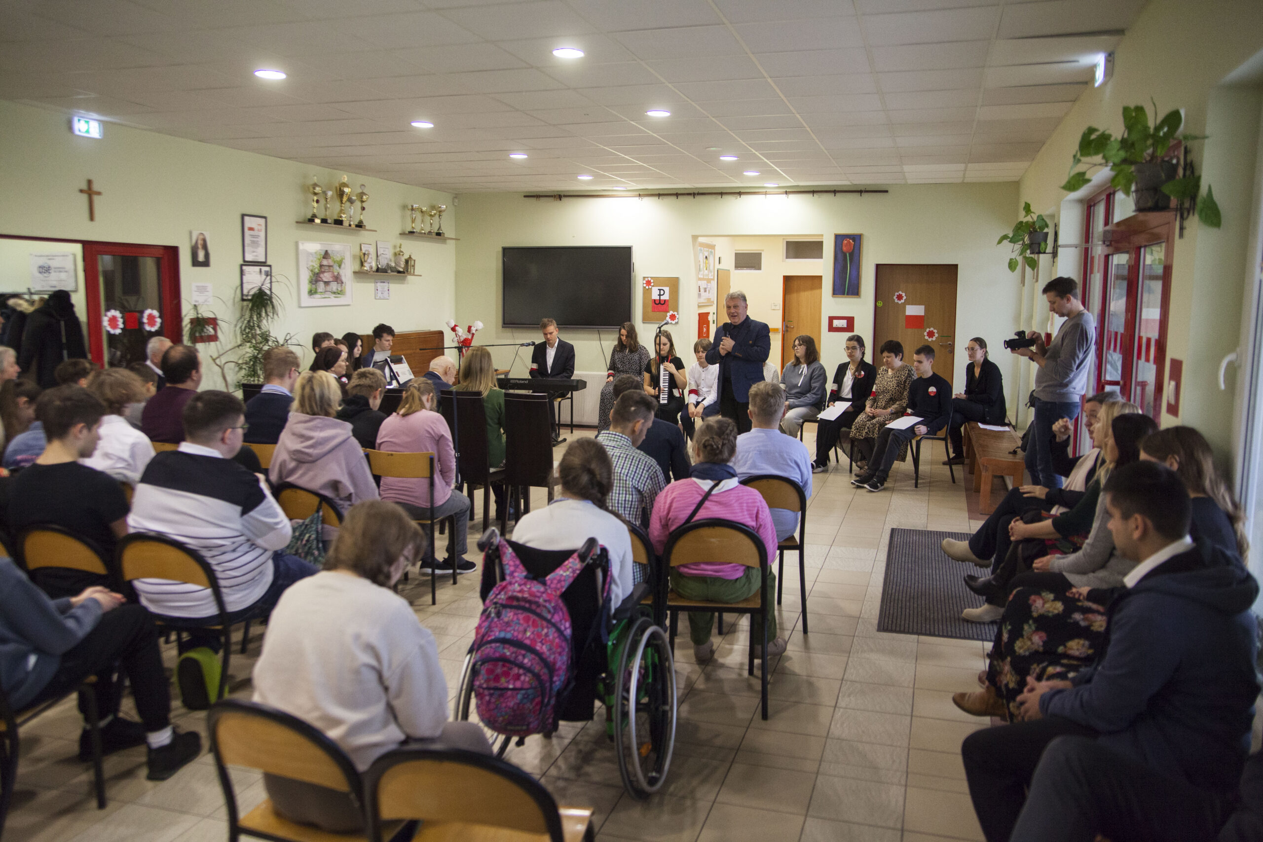 Sala z uczniami na widowni.