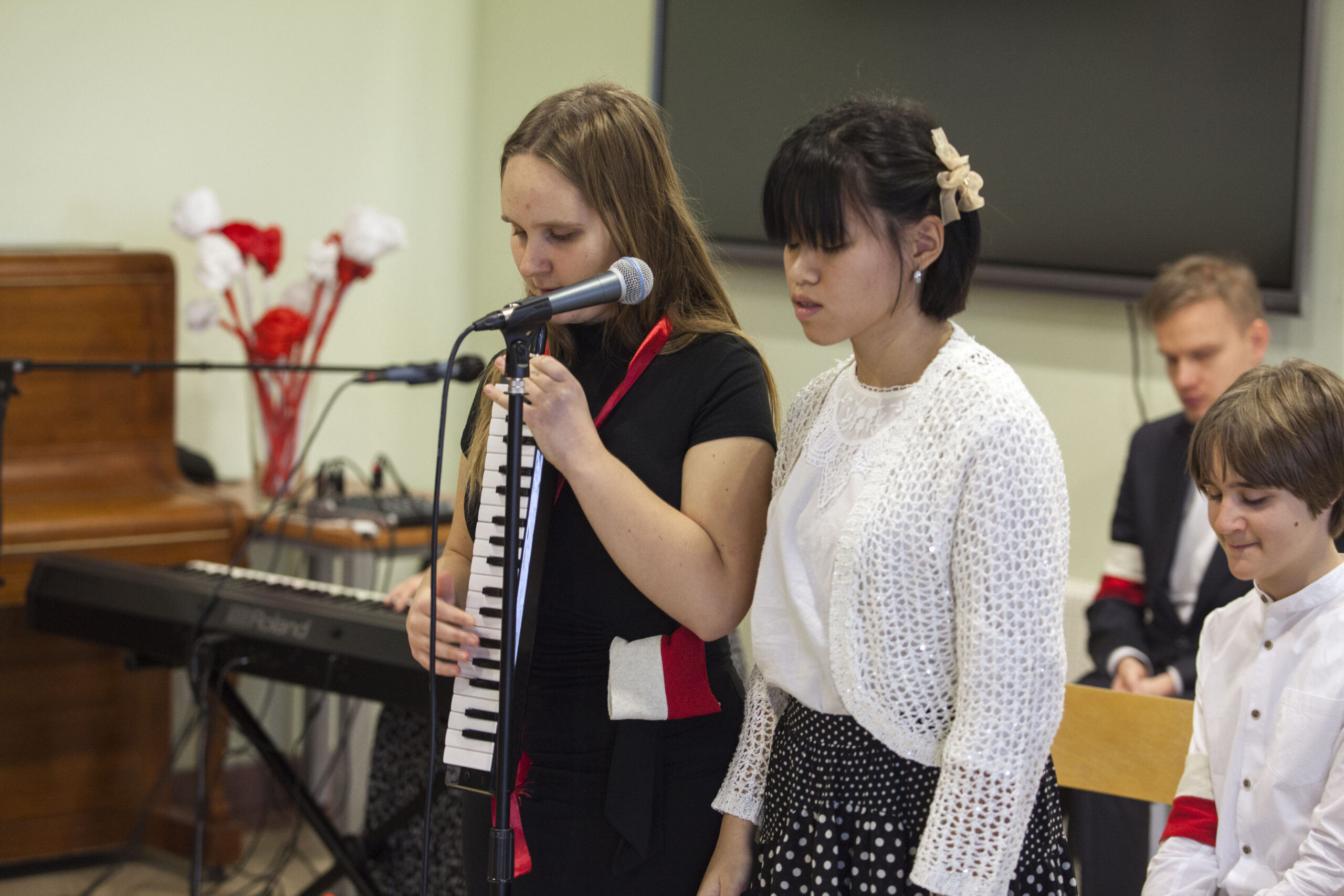 Uczniowie śpiewający podczas występu.