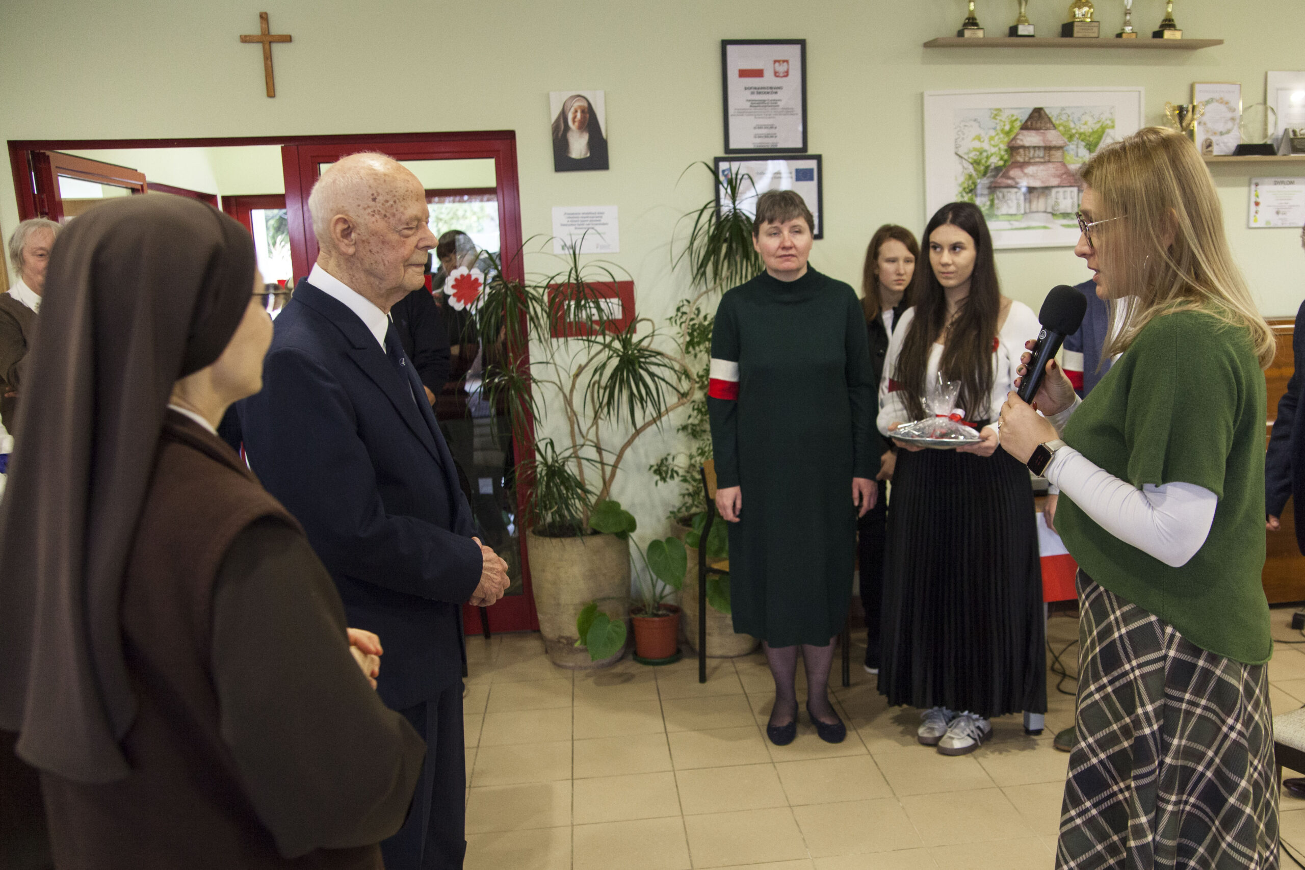 Podziękowania za przemówienie i wręczanie prezentów.