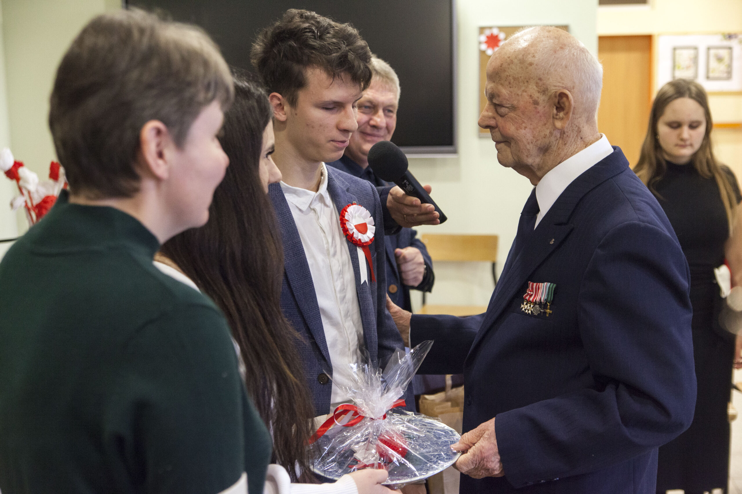 Podziękowania za przemówienie i wręczanie prezentów.
