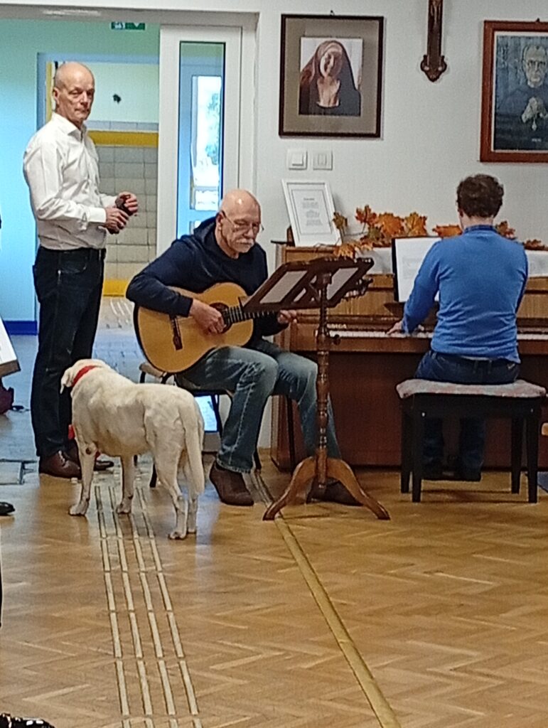 Igor gra na pianinie, jego tata na gitarze