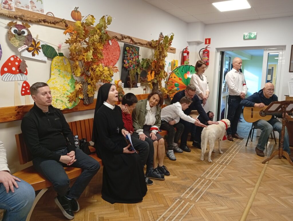 widzowie siedzą na ławce