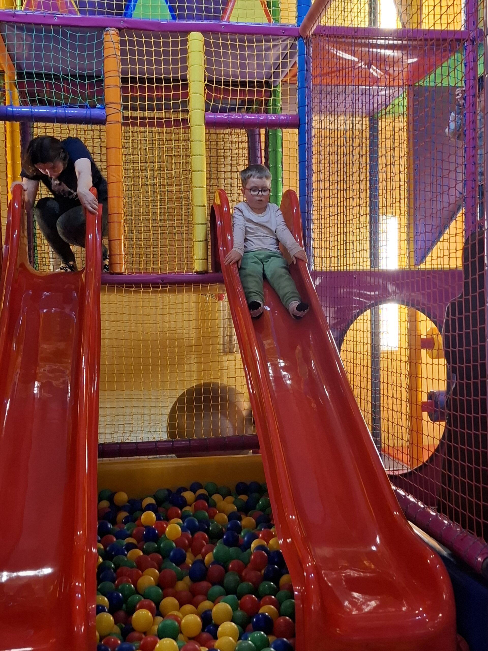 Kacper na zjeżdżalni