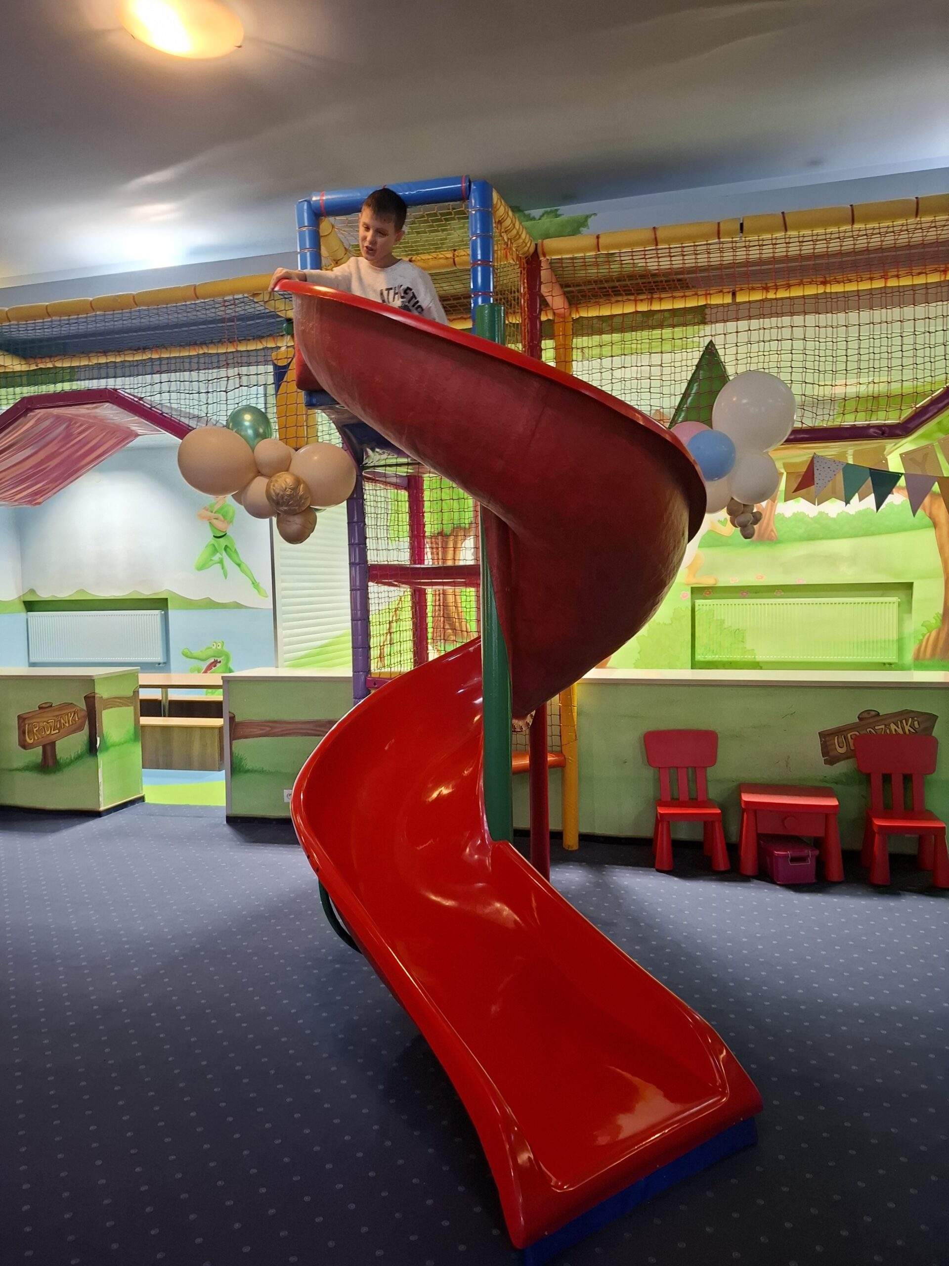 Makar na górze zjeżdżalni