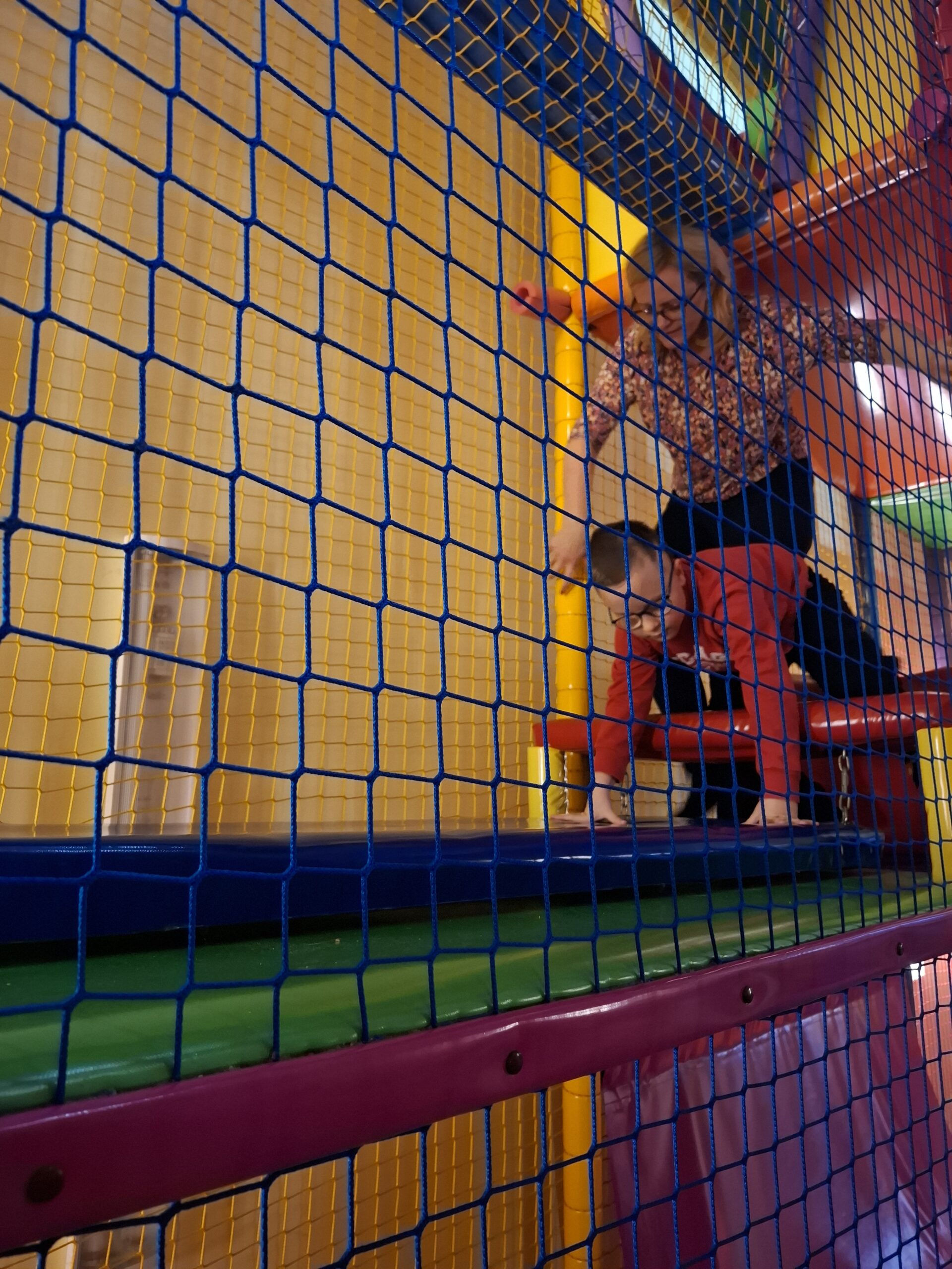 Matvii pokonuje tor z przeszkodami