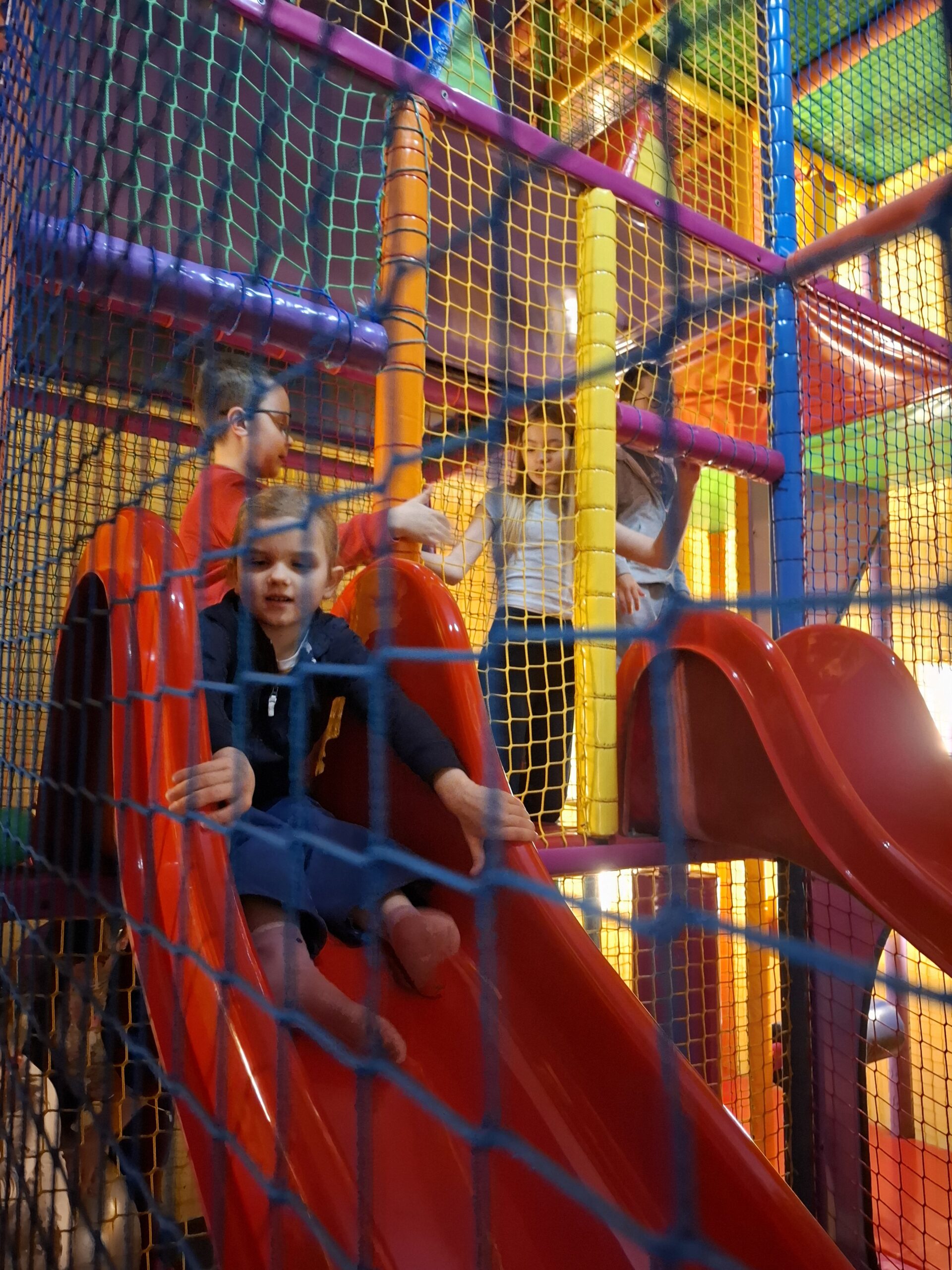 Dziewczynka na zjeżdżalni